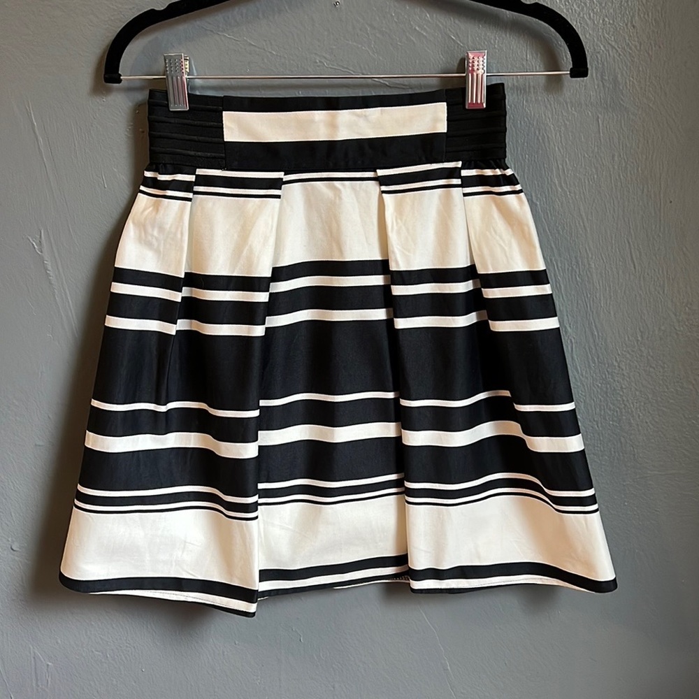 High wasted black/white stopped skit - size S